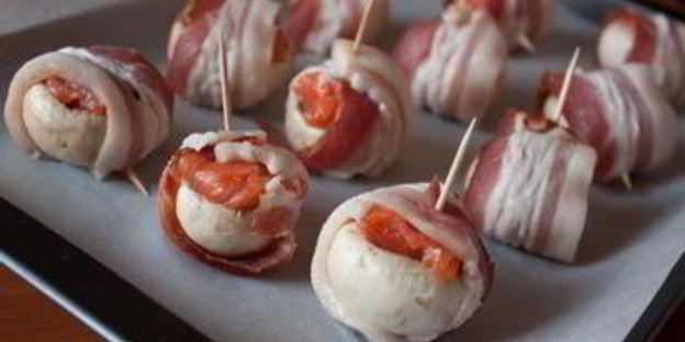 шампиньоны с лососем в беконе