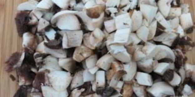 шампиньоны с перепелиными яйцами в микроволновке