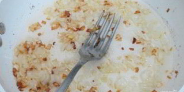 шампиньоны с перепелиными яйцами в микроволновке