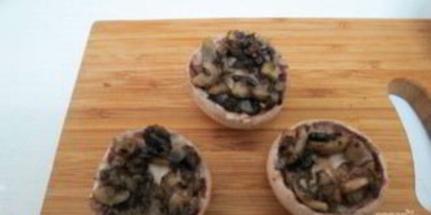 шампиньоны с перепелиными яйцами в микроволновке