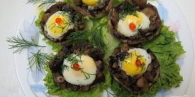 шампиньоны с перепелиными яйцами в микроволновке