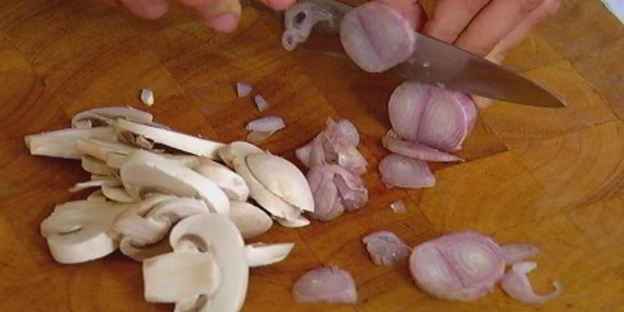 шампиньоны с зеленым помидором, жаренным в кляре