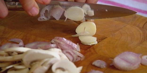 шампиньоны с зеленым помидором, жаренным в кляре