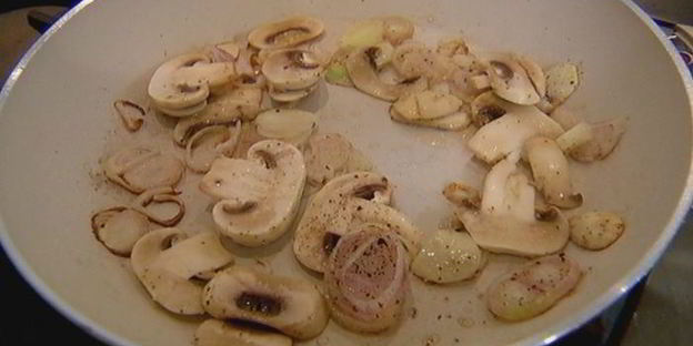 шампиньоны с зеленым помидором, жаренным в кляре