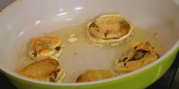 шампиньоны с зеленым помидором, жаренным в кляре