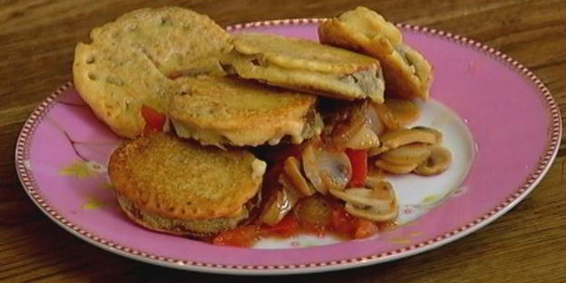 шампиньоны с зеленым помидором, жаренным в кляре