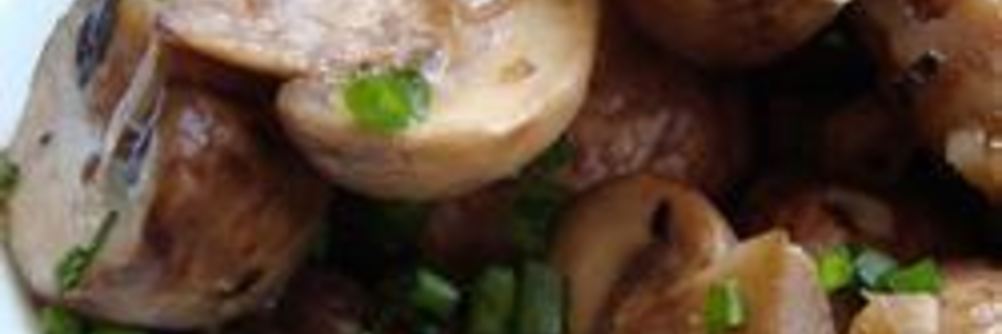 Шампиньоны, тушенные с белым вином и чесноком