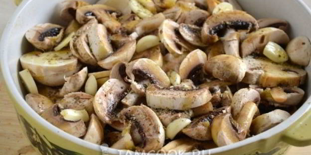 шампиньоны, запеченные с сыром и чесноком