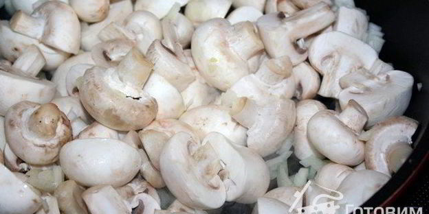 шампиньоны запеченные в сметанно-сырном соусе