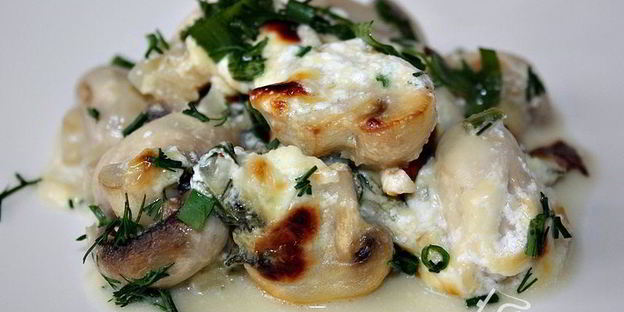 шампиньоны запеченные в сметанно-сырном соусе