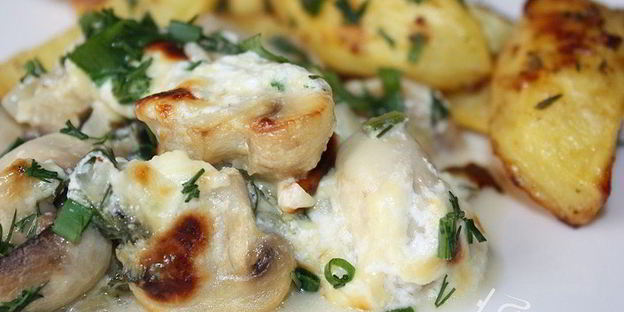 шампиньоны запеченные в сметанно-сырном соусе