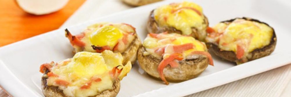 Шляпки шампиньонов, фаршированные перепелиными яйцами