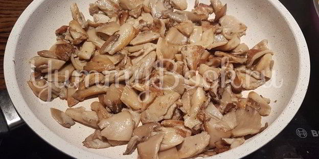 вешенки с жареной картошкой