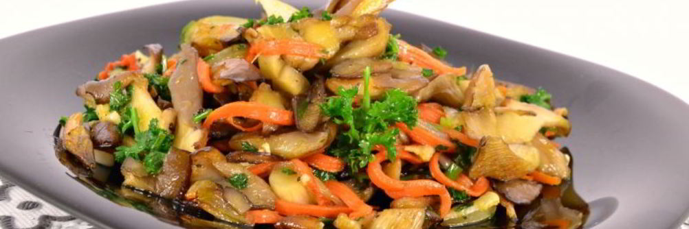 Вешенки жареные с морковью и чесноком