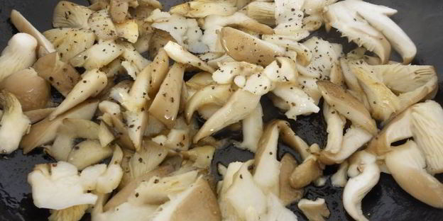 вешенки жареные с морковью и чесноком