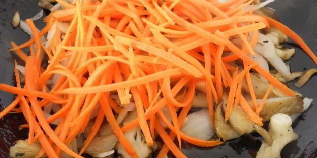 вешенки жареные с морковью и чесноком