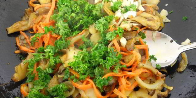 вешенки жареные с морковью и чесноком