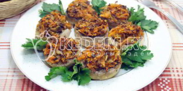 запеченные шампиньоны с овощами