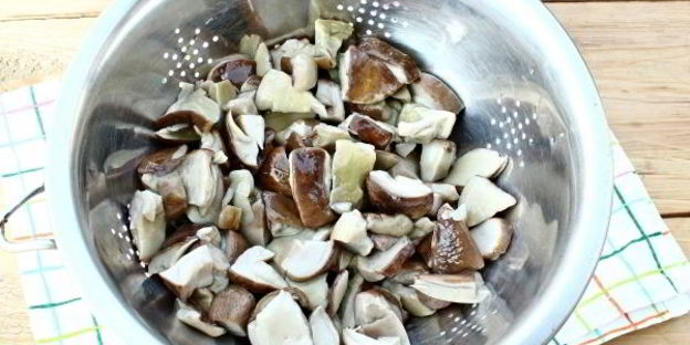 жареные белые грибы с луком