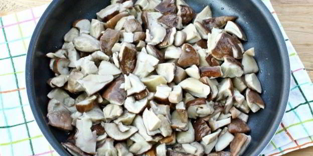 жареные белые грибы с луком