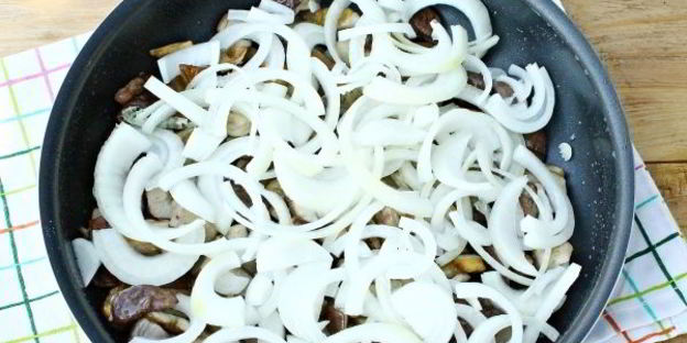 жареные белые грибы с луком