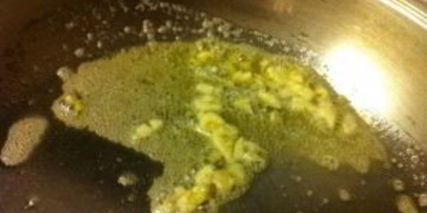 жареные грибы с помидорами