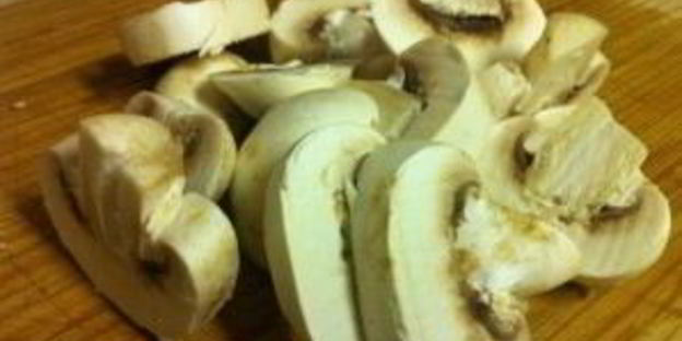 жареные грибы с помидорами