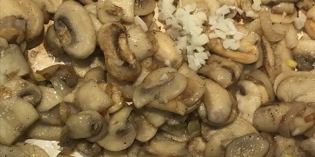 жареные шампиньоны в сметане