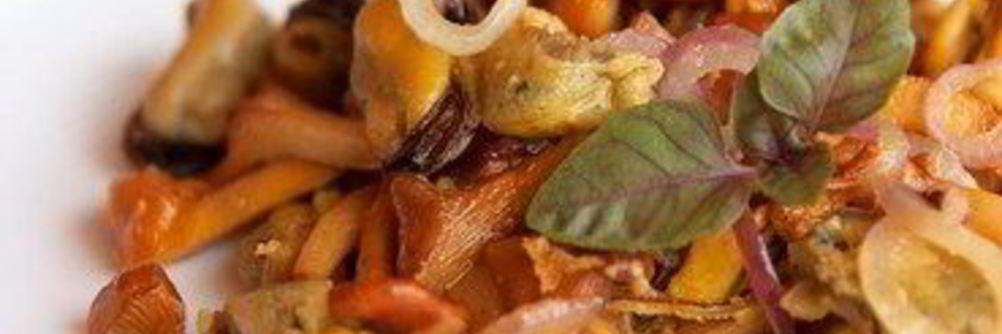 Жареные в духовке шиитаке, портобелло и шампиньоны с чесноком и розмарином