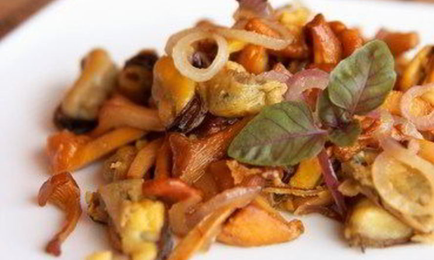 Рецепт жареных в духовке шиитаке, портобелло и шампиньоны с чесноком и розмарином