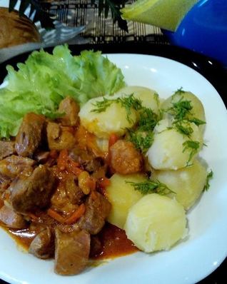 Гуляш из говядины в мультиварке