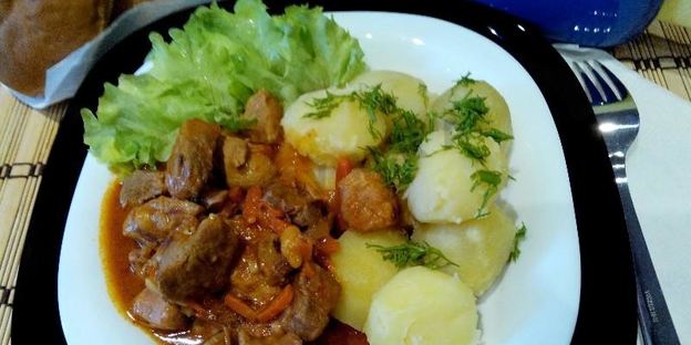 гуляш из говядины в мультиварке