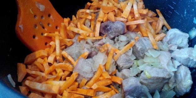 гуляш из говядины в мультиварке