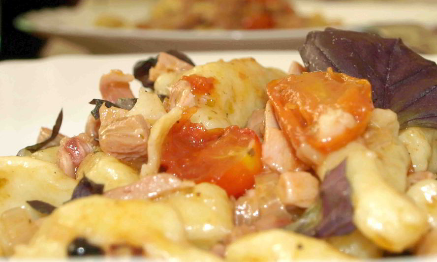 Рецепт картофельных ньокков с помидорами черри и копченой курицей