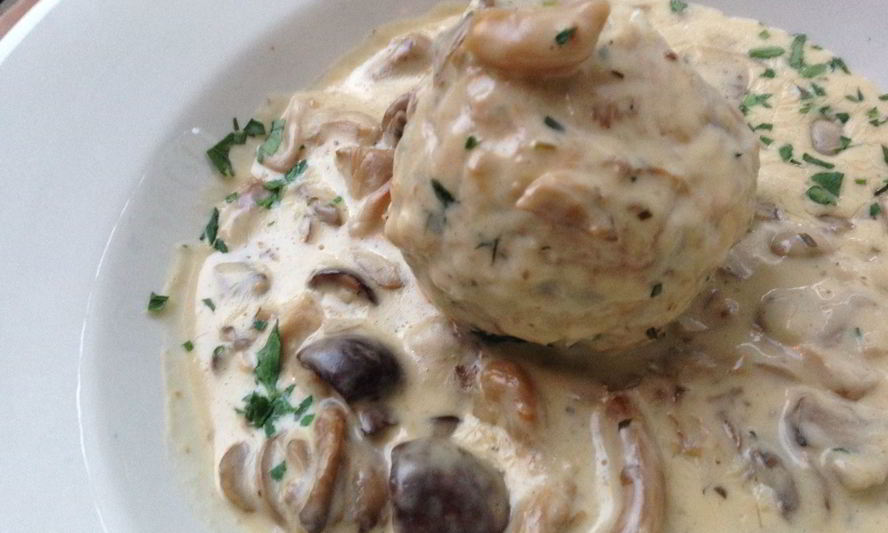 Рецепт хлебных клецек в сливочном соусе с грибами