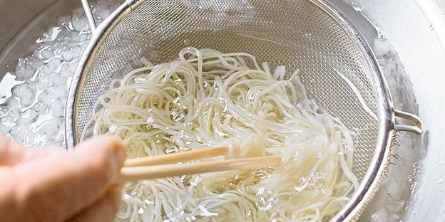 холодная лапша с тунцом