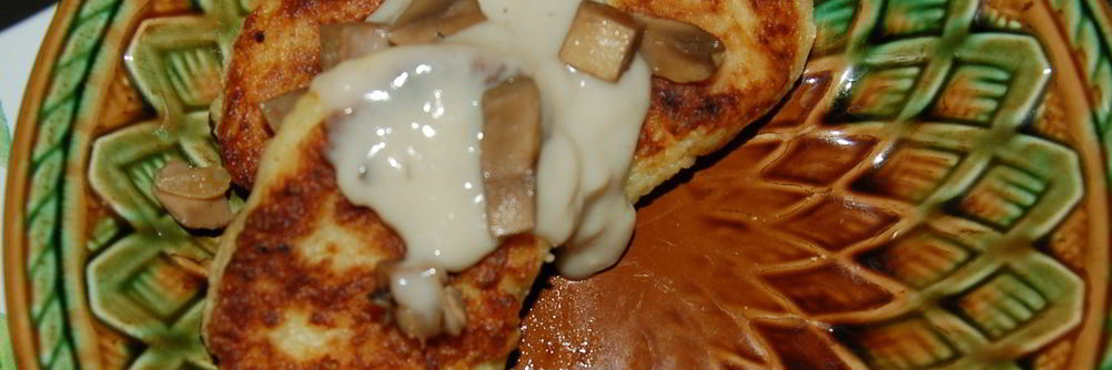 Картофельные котлеты с молочно-грибным соусом