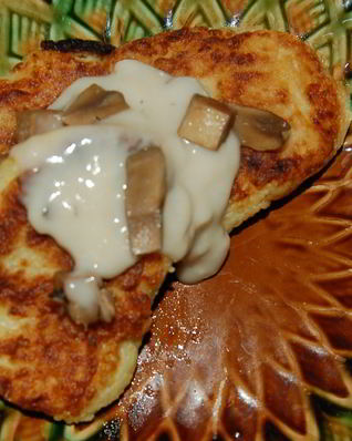 Картофельные котлеты с молочно-грибным соусом