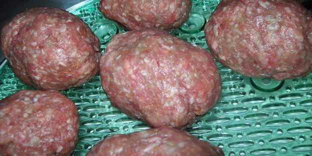 котлеты из говядины с овощным гарниром на пару с йогуртовым соусом