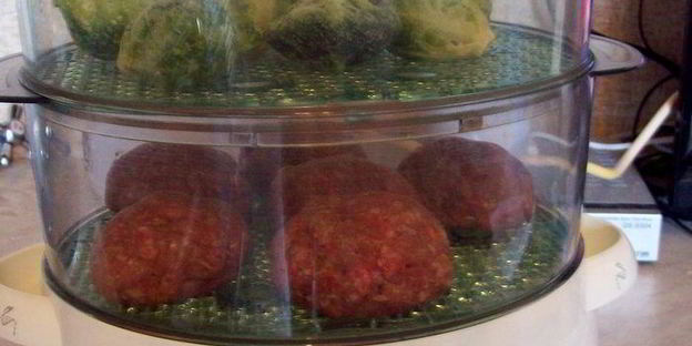 котлеты из говядины с овощным гарниром на пару с йогуртовым соусом