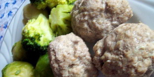 котлеты из говядины с овощным гарниром на пару с йогуртовым соусом