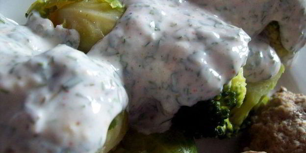 котлеты из говядины с овощным гарниром на пару с йогуртовым соусом