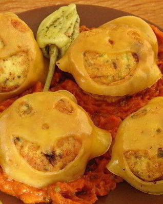 Котлеты-привидения с пряным тыквенным соусом