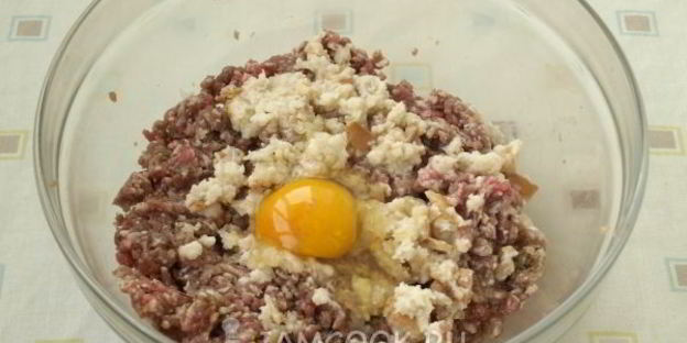 котлеты, запеченные в духовке с луком и помидорами