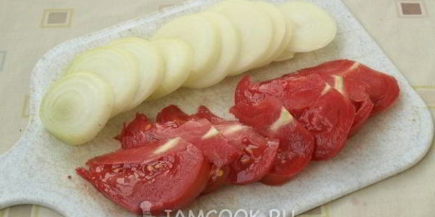 котлеты, запеченные в духовке с луком и помидорами