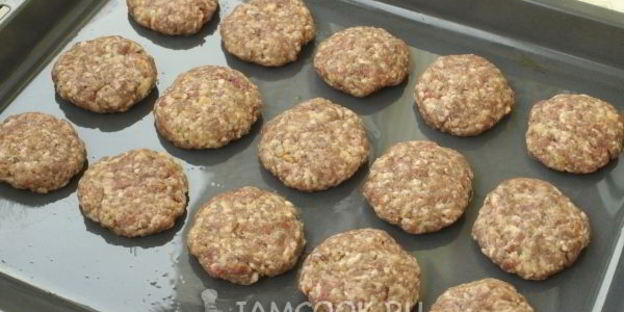котлеты, запеченные в духовке с луком и помидорами