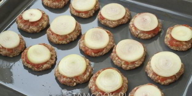 котлеты, запеченные в духовке с луком и помидорами