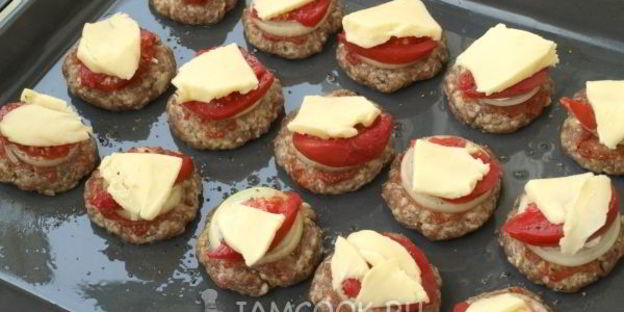 котлеты, запеченные в духовке с луком и помидорами