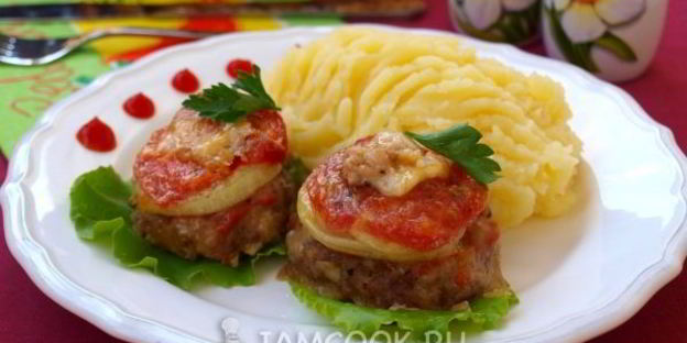 котлеты, запеченные в духовке с луком и помидорами