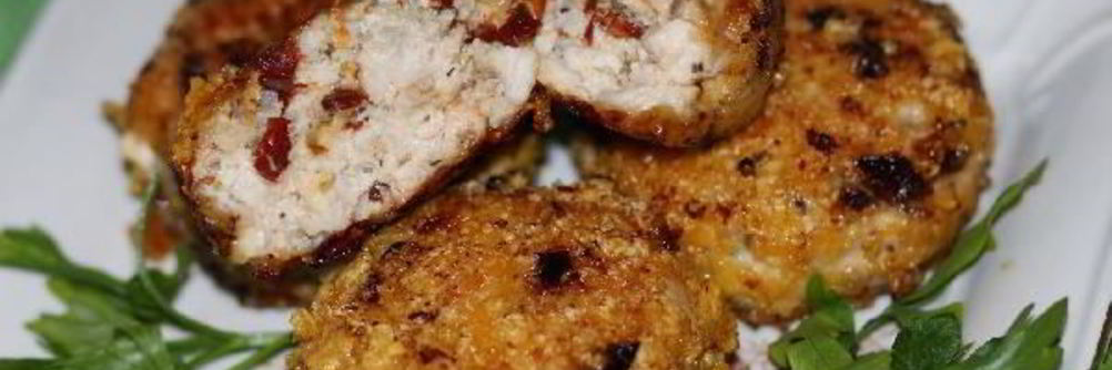 Куриные котлетки с вялеными томатами в кукурузной панировке